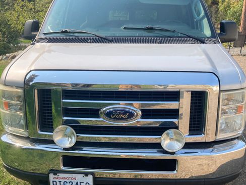 Used 2010 Ford E-350 and Econoline 350 XLT image 5