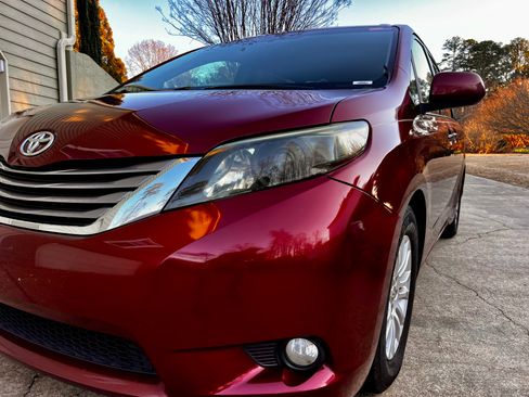 Used 2016 Toyota Sienna XLE Premium image 1