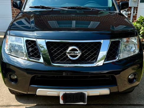 Used 2011 Nissan Pathfinder LE w/ Navigation Pkg AWD/4WD image 2