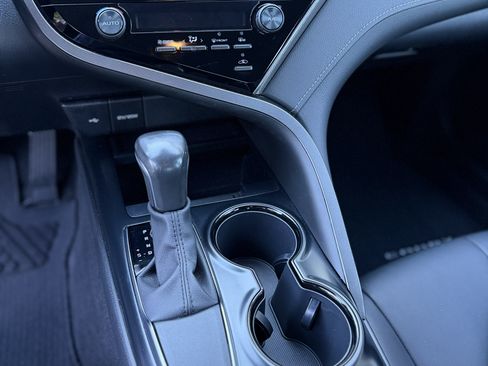 Used 2020 Toyota Camry SE image 12