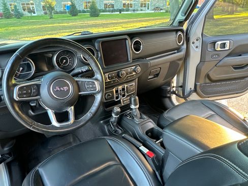 Used 2021 Jeep Gladiator Overland w/ Popular Equipment Package image 9