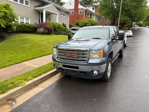 Used 2011 GMC Sierra 2500 SLE w/ SLE Preferred Package AWD/4WD image 1