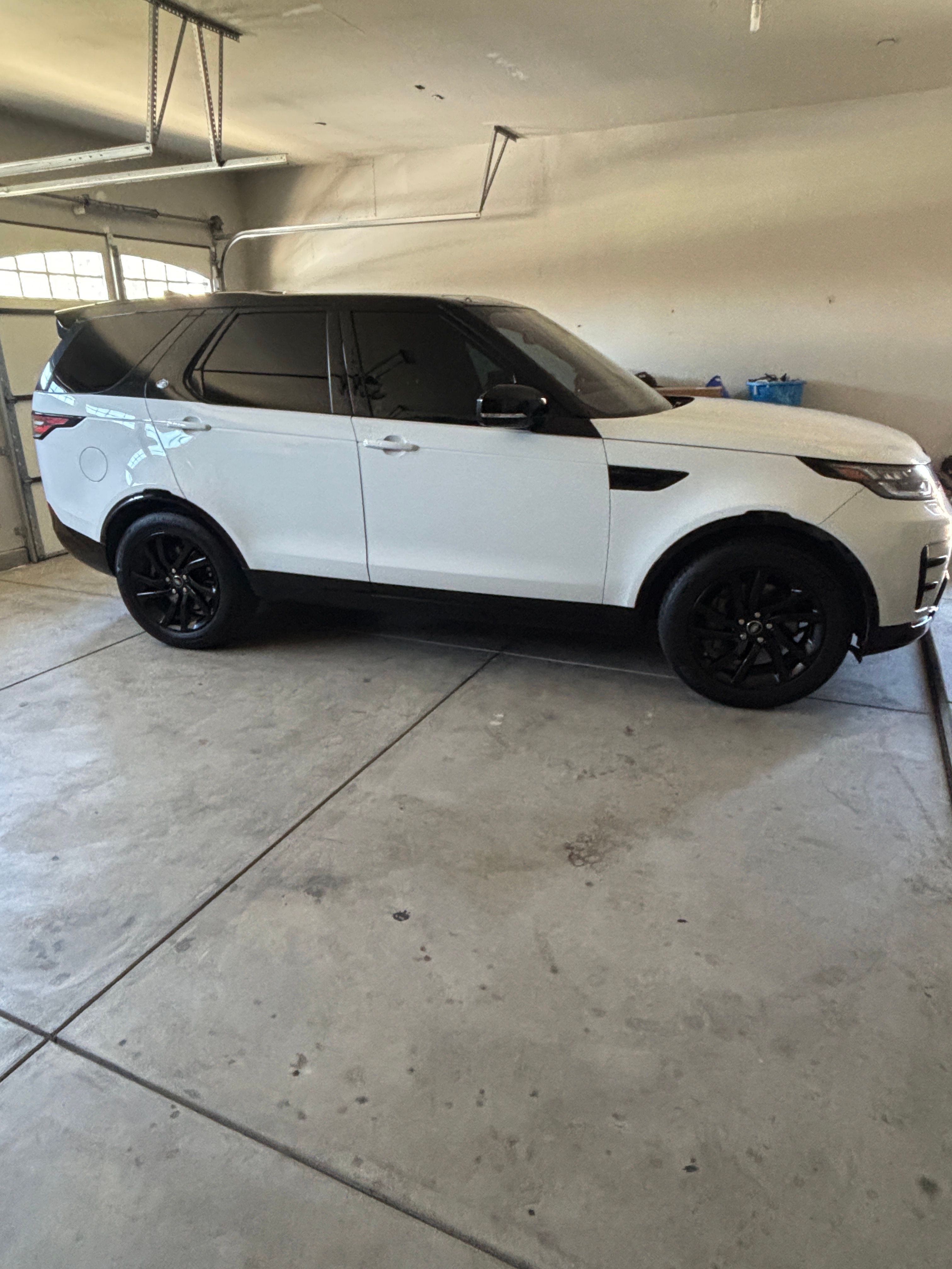 Used 2020 Land Rover Discovery Landmark AWD/4WD image 1