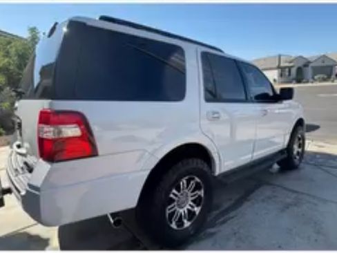 Used 2011 Ford Expedition XLT image 5