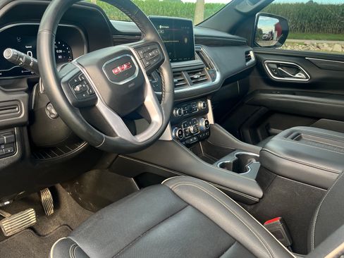 Used 2023 GMC Yukon XL SLT w/ SLT Premium Package AWD/4WD image 9