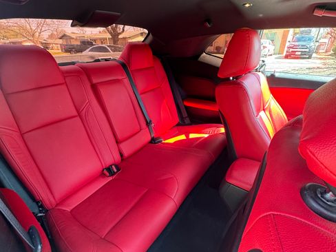 Used 2019 Dodge Challenger SXT image 12