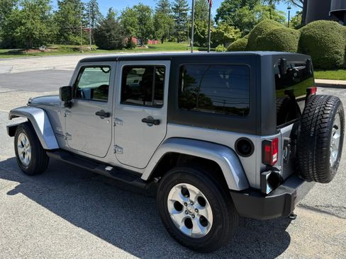 Used 2014 Jeep Wrangler Unlimited Sahara w/ Dual Top Group AWD/4WD image 18