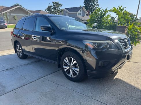 Used 2017 Nissan Pathfinder S image 1