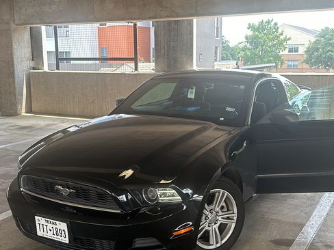Used 2014 Ford Mustang Coupe image 2