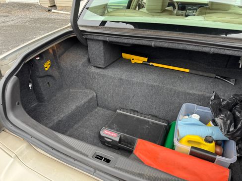 Used 2011 Lincoln Town Car Signature Limited image 22