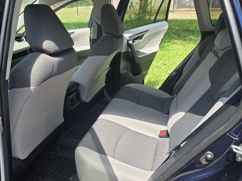 Used 2020 Toyota RAV4 XLE w/ Convenience Package FWD image 12