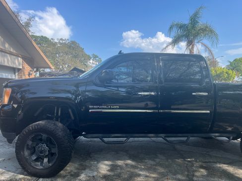 Used 2012 GMC Sierra 2500 Denali w/ Suspension Package, Off-Road AWD/4WD image 2