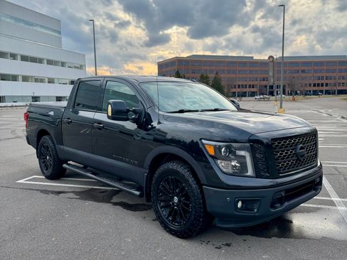Used 2018 Nissan Titan SV image 5