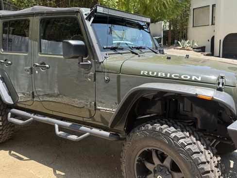 Used 2015 Jeep Wrangler Unlimited Rubicon w/ Connectivity Group image 4