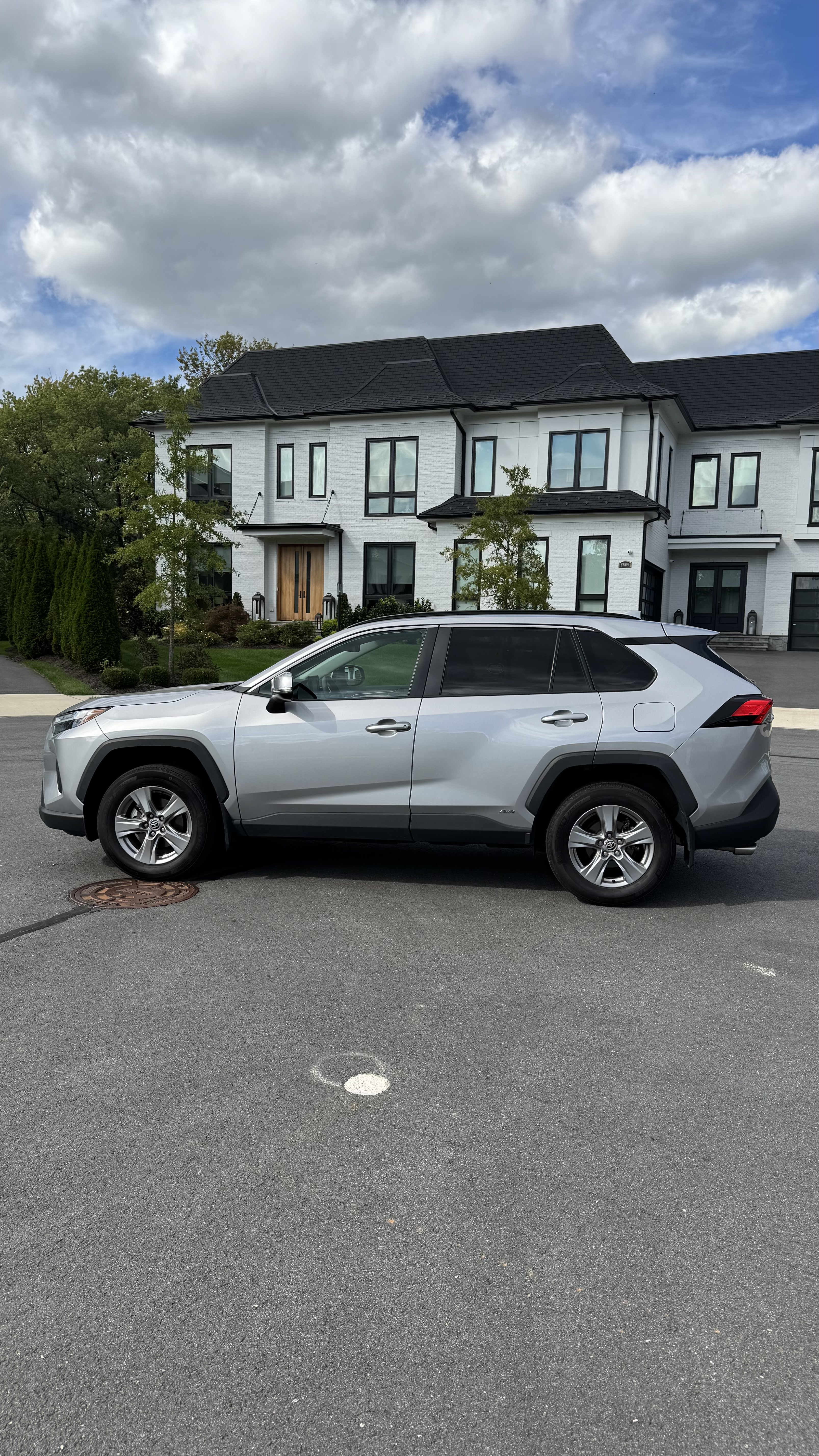Used 2022 Toyota RAV4 XLE AWD/4WD image 6