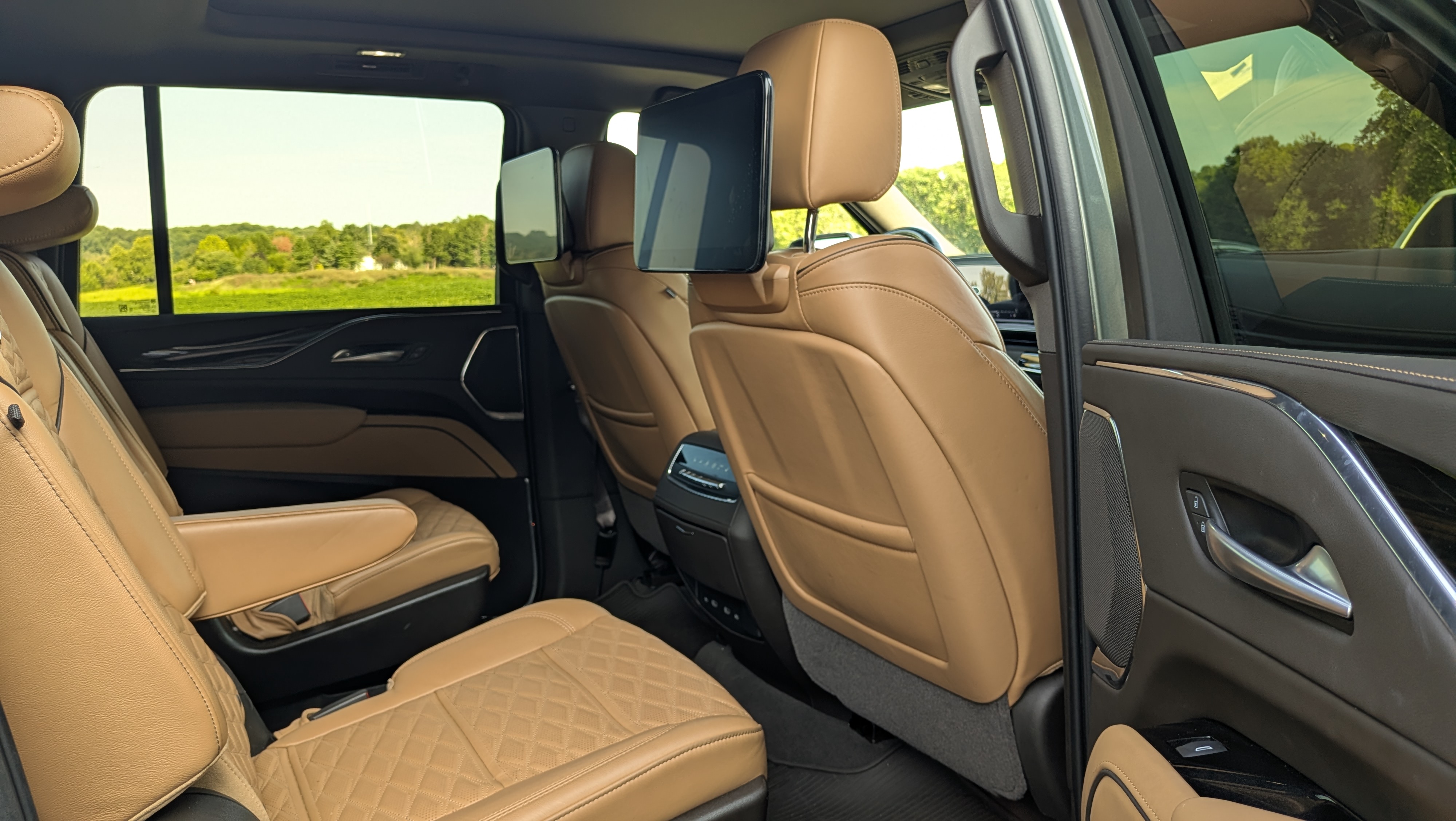 Used 2023 Cadillac Escalade ESV Premium Luxury w/ Performance Package AWD/4WD image 12