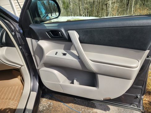 Used 2010 Toyota Highlander 4WD image 18