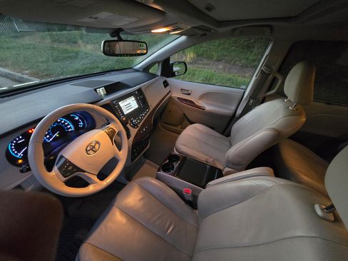 Used 2014 Toyota Sienna XLE w/ XLE Premium Package FWD image 19