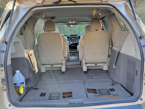 Used 2011 Toyota Sienna CE image 9