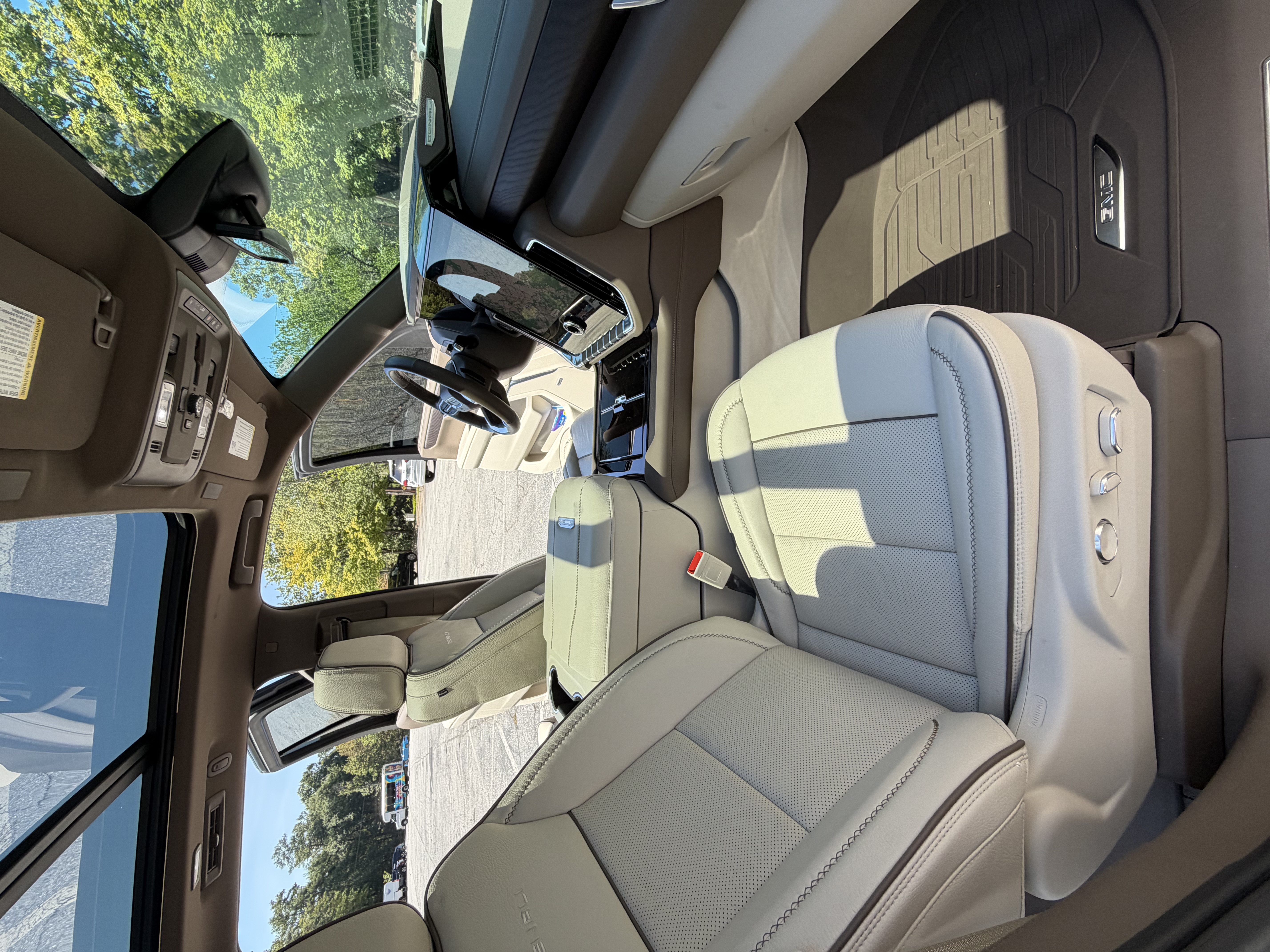 Used 2025 GMC Yukon Denali w/ Sun & Power Step Package AWD/4WD image 18