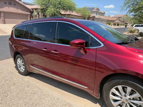 Used 2017 Chrysler Pacifica Touring-L FWD image 18