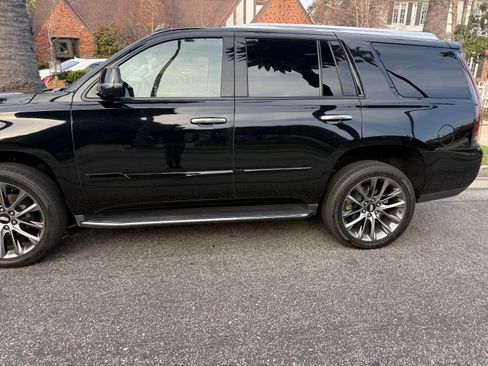 Used 2020 Cadillac Escalade Luxury w/ Escalade Sport Edition image 4