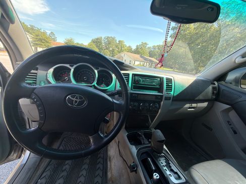 Used 2005 Toyota 4Runner Limited AWD/4WD image 9