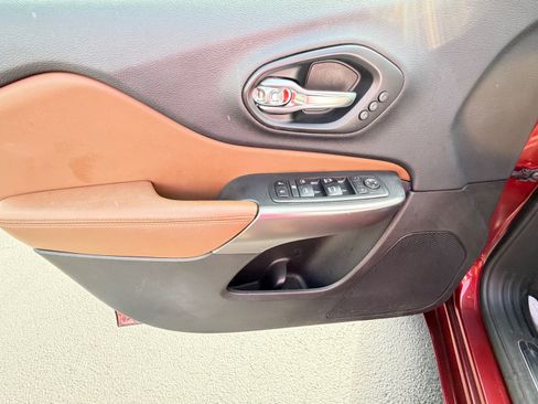 Used 2019 Jeep Cherokee Overland w/ Technology Group image 18