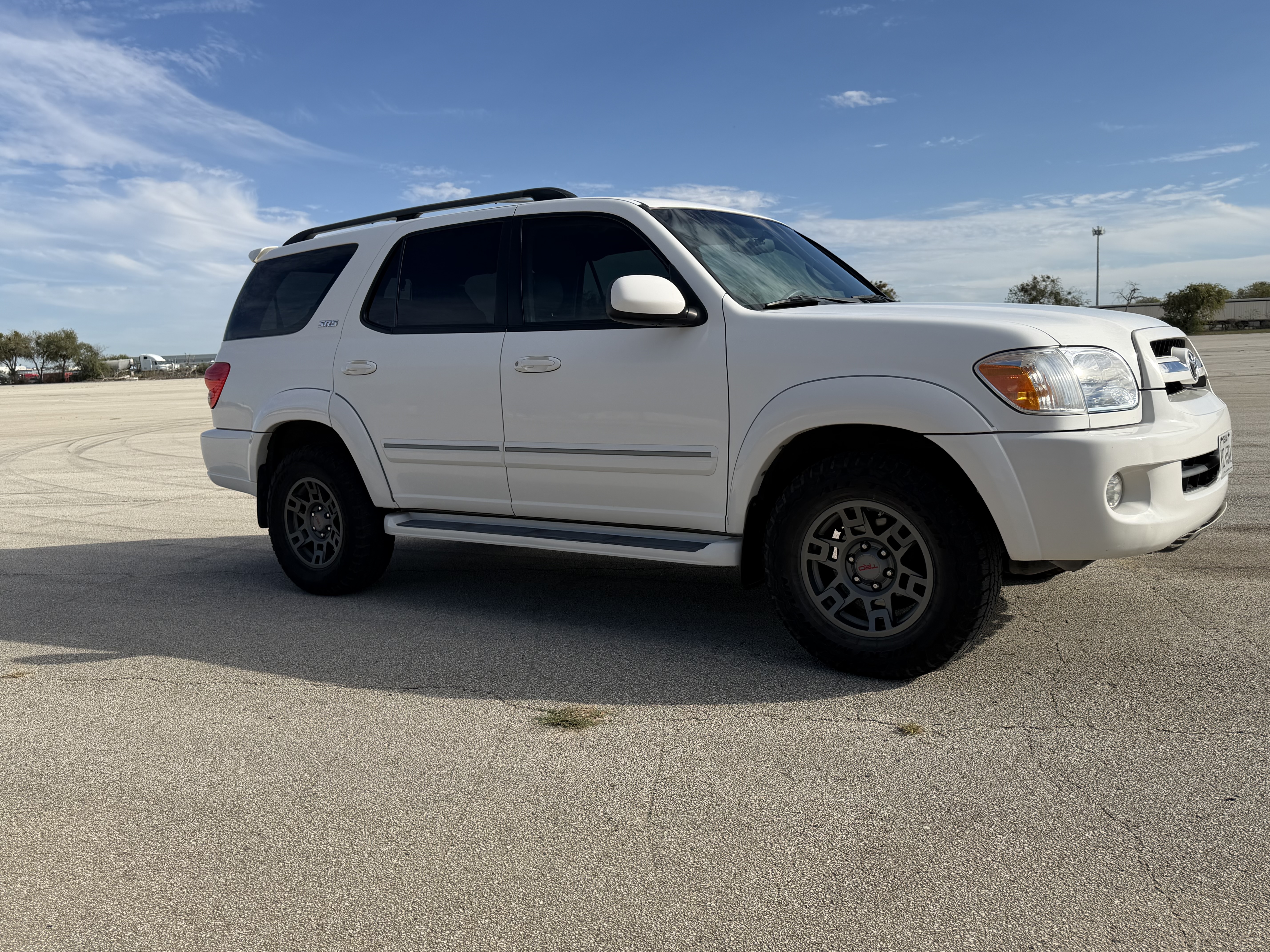 Used 2005 Toyota Sequoia SR5 AWD/4WD image 2
