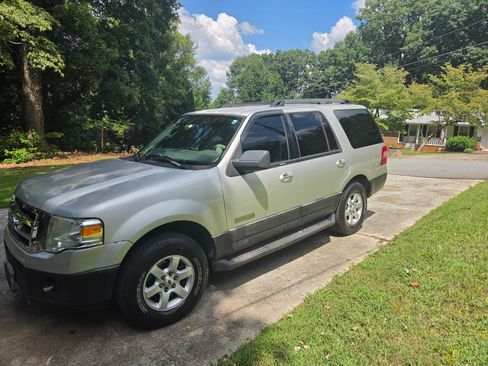 Used 2007 Ford Expedition XLT RWD image 2