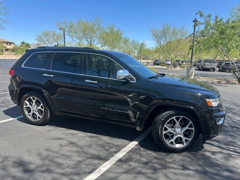 Used 2020 Jeep Grand Cherokee Overland AWD/4WD image 2