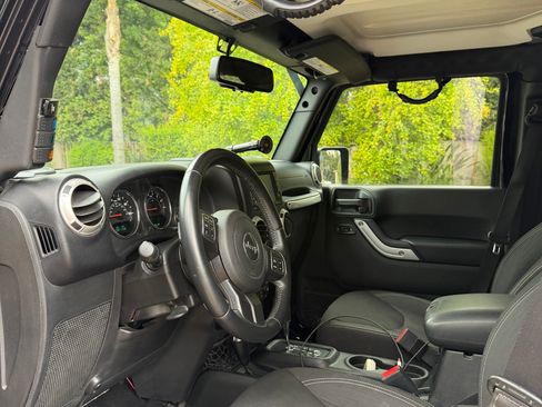 Used 2017 Jeep Wrangler Unlimited Sahara w/ Connectivity Group AWD/4WD image 13