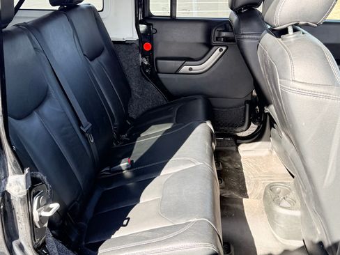 Used 2018 Jeep Wrangler Unlimited Sahara image 8