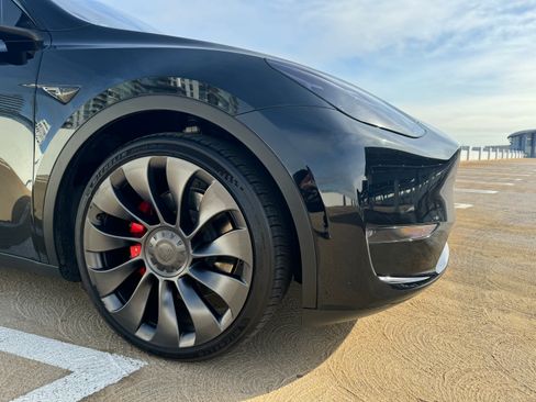 Used 2023 Tesla Model Y Performance AWD/4WD image 13