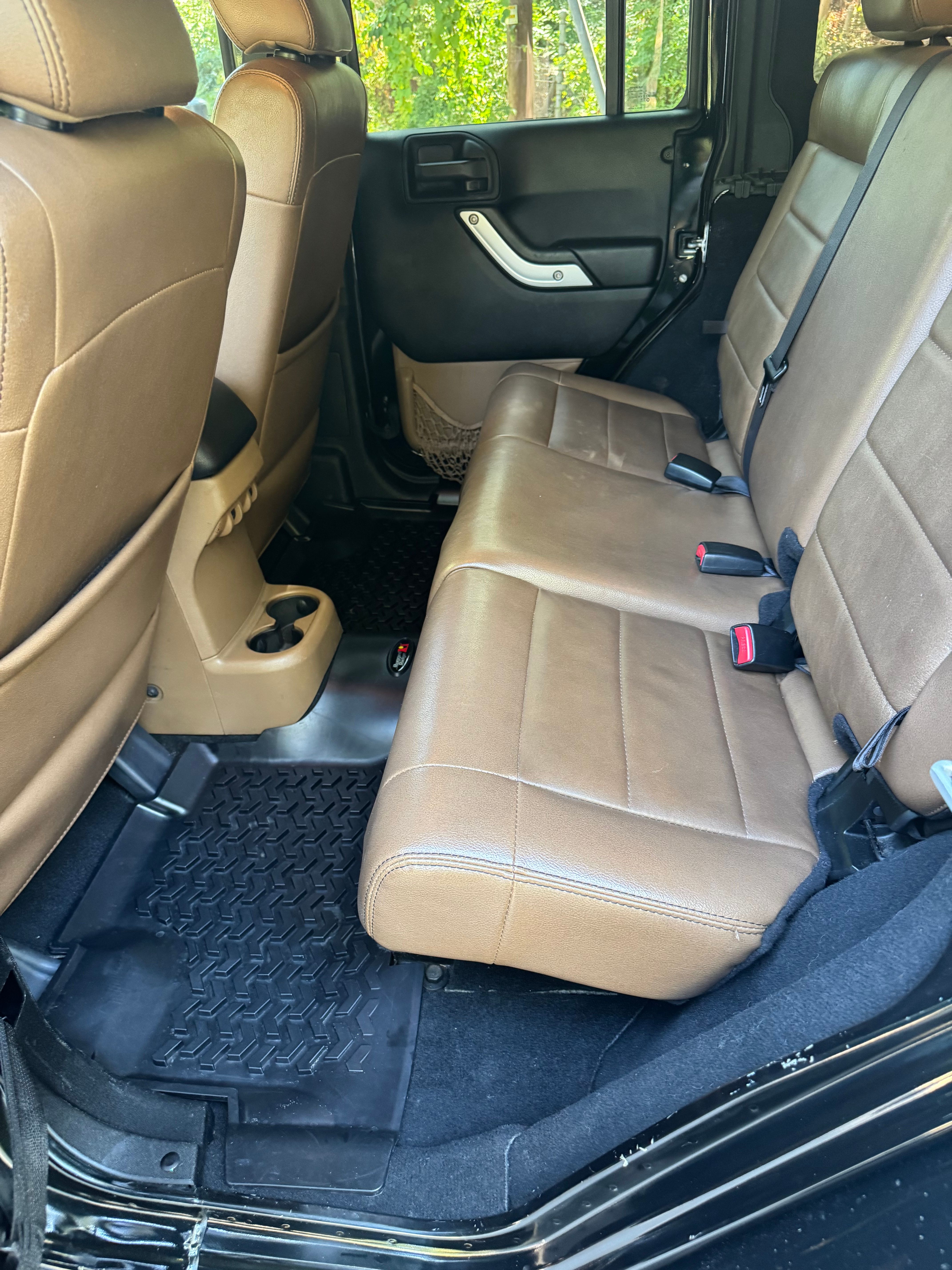 Used 2012 Jeep Wrangler Unlimited Sahara w/ Connectivity Group AWD/4WD image 22