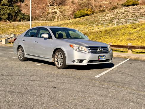 Used 2011 Toyota Avalon Limited image 2