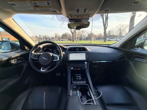 Used 2019 Jaguar F-PACE Prestige image 8