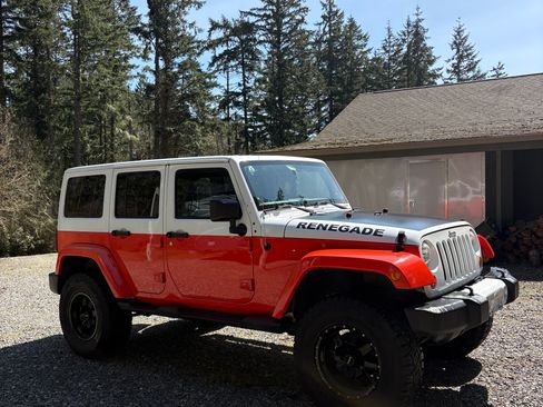 Used 2012 Jeep Wrangler Unlimited Sahara w/ Dual Top Group image 8