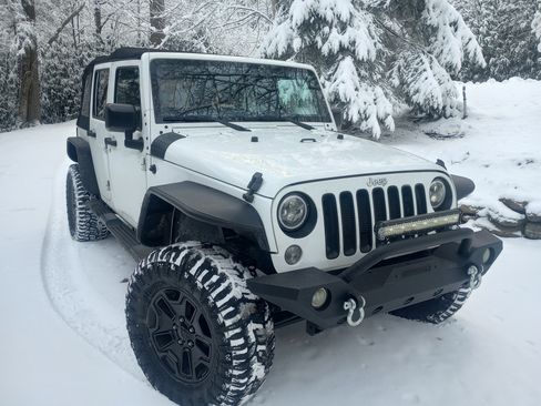 Used 2016 Jeep Wrangler Unlimited Sahara w/ Connectivity Group image 13