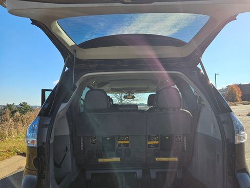 Used 2012 Toyota Sienna SE image 8