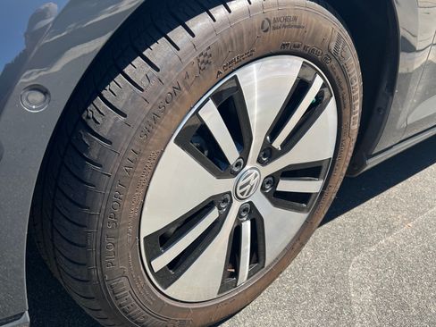 Used 2019 Volkswagen e-Golf SEL Premium image 6