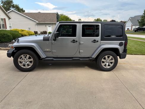 Used 2013 Jeep Wrangler Unlimited Sahara w/ Dual Top Group AWD/4WD image 1