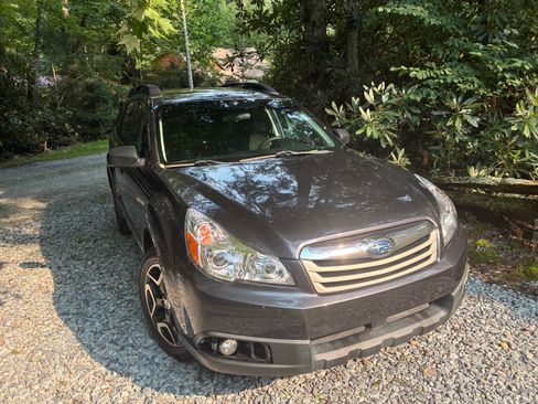 Used 2011 Subaru Outback 2.5i AWD/4WD image 9