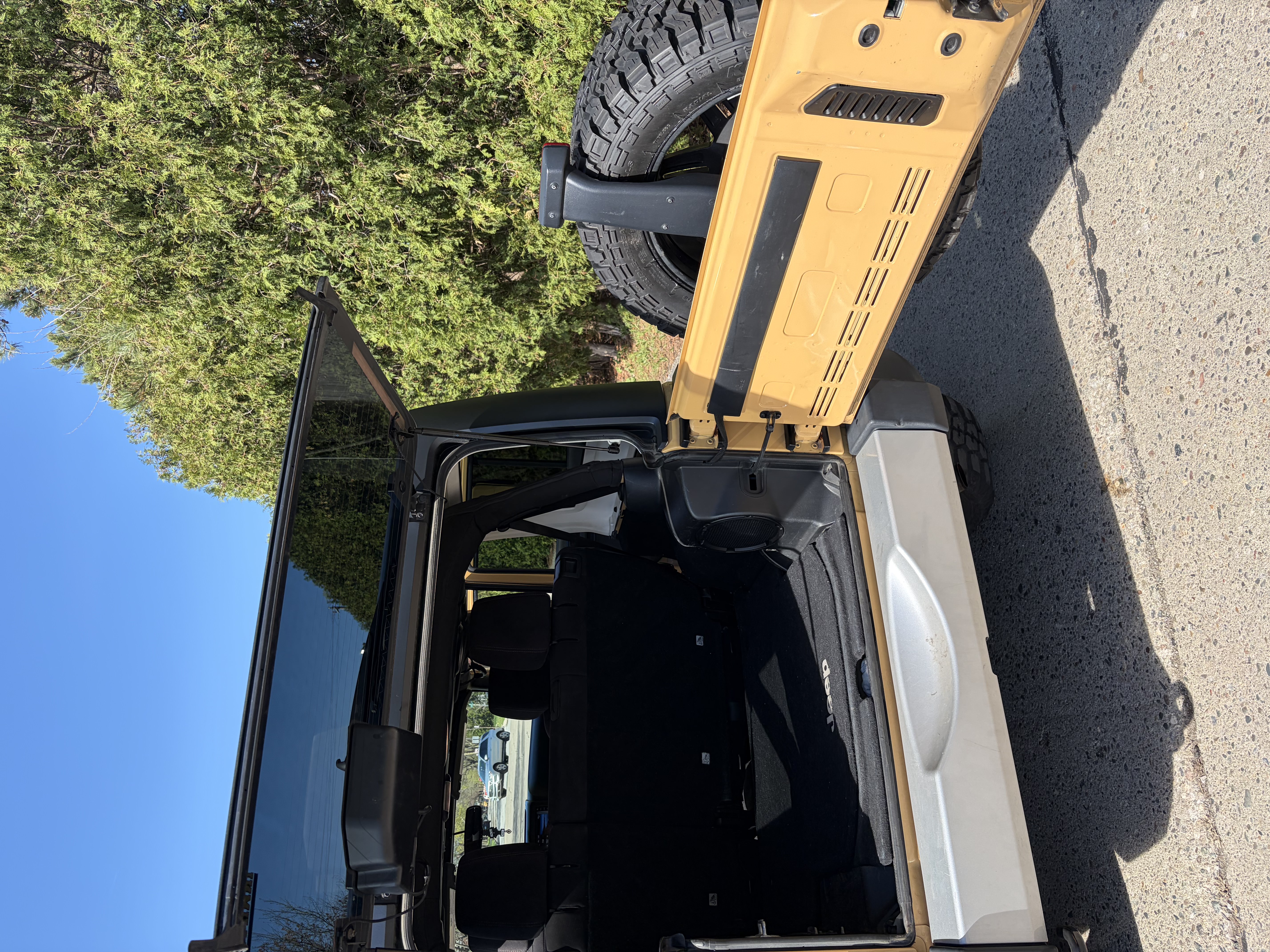 Used 2013 Jeep Wrangler Unlimited Sahara w/ Connectivity Group AWD/4WD image 12