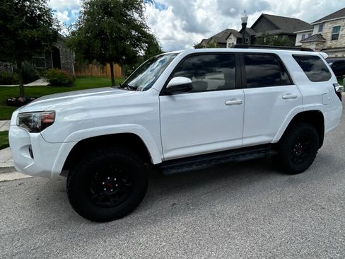 Used 2018 Toyota 4Runner SR5 AWD/4WD image 1