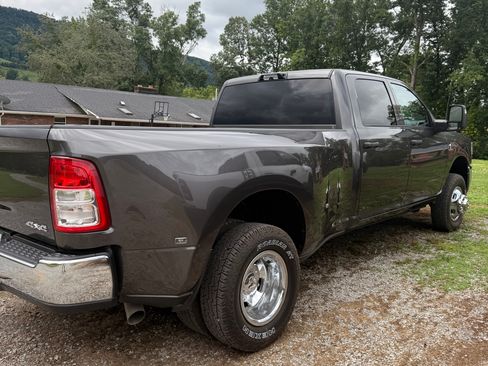 Used 2024 RAM 3500 Tradesman w/ Chrome Appearance Group AWD/4WD image 6