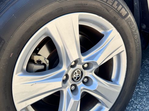 Used 2020 Toyota Highlander L FWD image 21