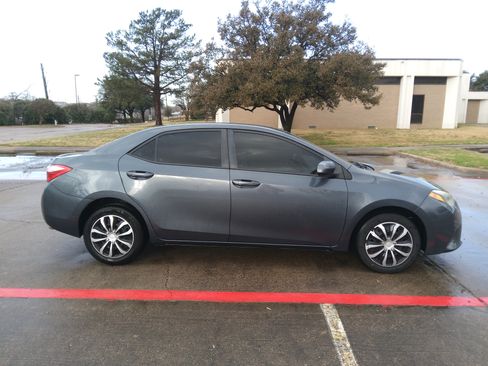 Used 2015 Toyota Corolla LE image 2