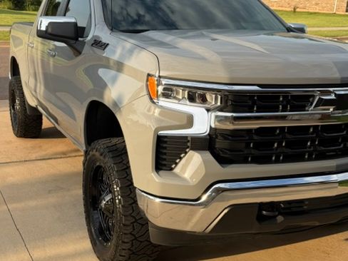 Used 2024 Chevrolet Silverado 1500 LT w/ Z71 Off-Road Package AWD/4WD image 4