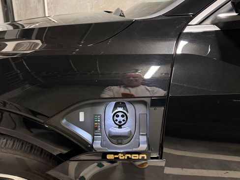 Used 2019 Audi e-tron Prestige w/ Prestige Package image 18